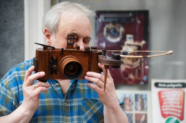 Najnowszym dziełem Marka Mazura jest drewniany aparat. Cały drewniany, od śrubki po sprężynkę. Tylna ścianka aparatu wykonana jest z dębowej deski pochodzącej z jachtu Generał Zaruski. 
