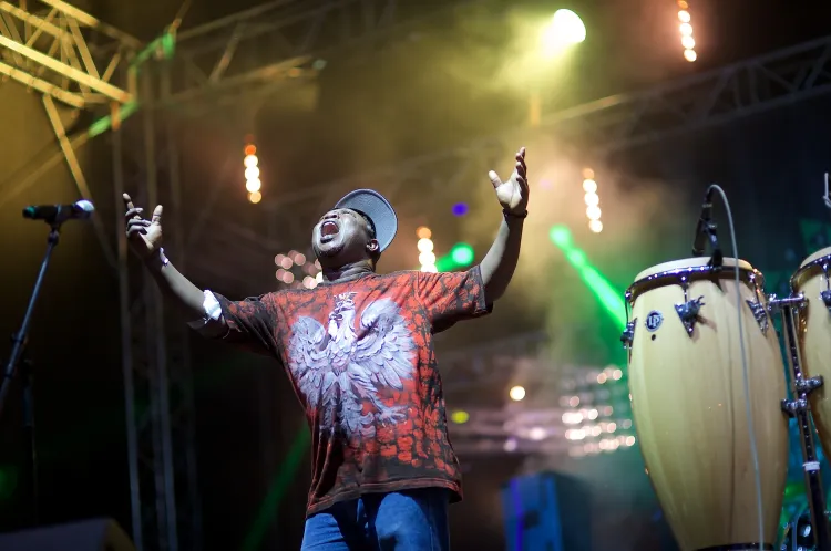 Jak podbić serca publiczności? Założyć koszulkę z orłem! Na zdjęciu wokalista Sierra Leone's Refugee All Stars.
