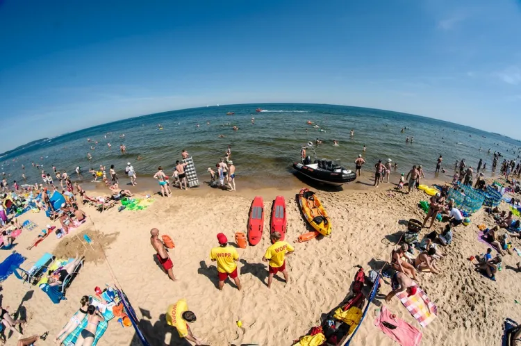 Gdańscy ratownicy dysponują sprzętem do plażowej rekreacji, który można pobrać u nich bezpłatnie.