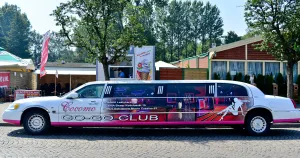 Limuzyna sieci klubów Cocomo zajmowała przez weekend pas ruchu na al. Jana Pawła II, reklamując przy okazji trzy trójmiejskie kluby.