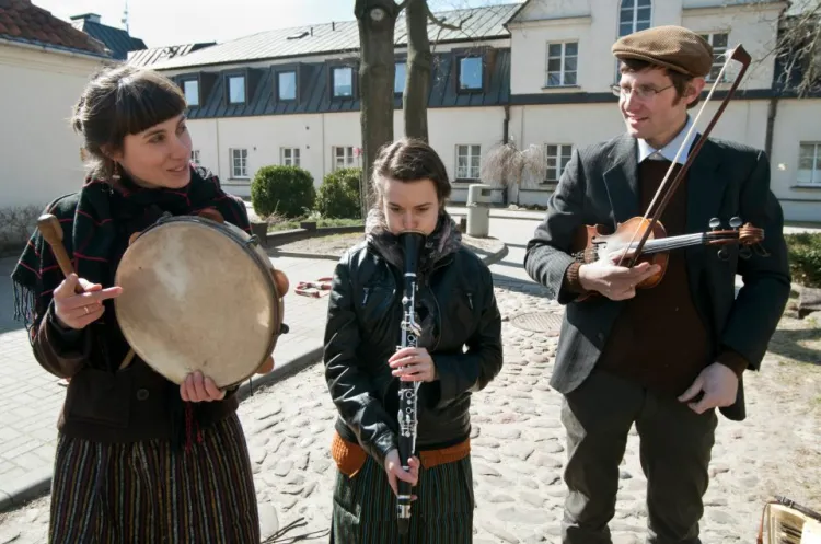 Podobnie jak Oskar Kolberg, którego 200. rocznicę urodzin obchodzimy w tym roku, wielu młodych wykonawców występujących podczas letnich koncertów w Parku Oliwskim nie pochodzi ze wsi. Na zdjęciu Kapela Niwińskich. 