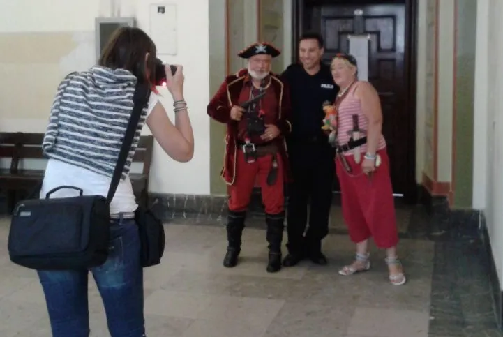 Czerwony Korsarz ma swoich fanów nawet w sądzie. O zdjęcie z nim i jego prawą ręką - Marihuaną, poprosił nawet policjant.