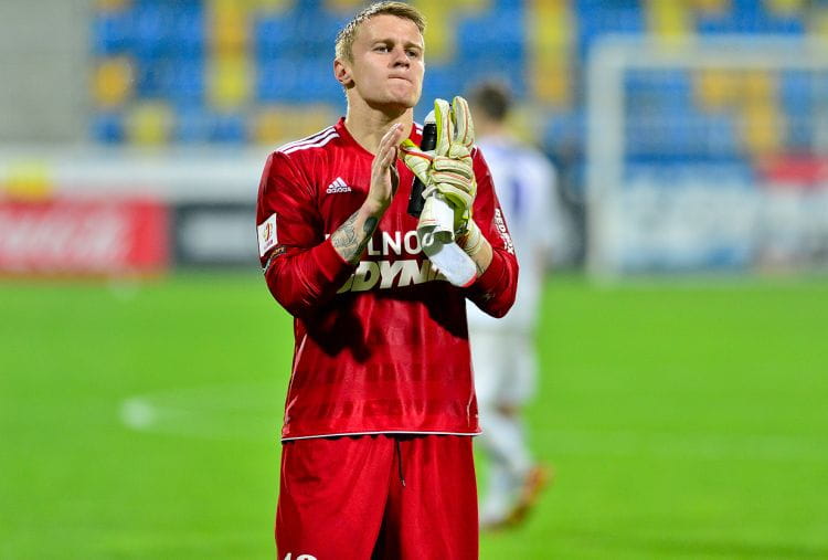 Michał Szromnik po rozstaniu z Arką Gdynia przeniósł się do Szkocji podpisując kontrakt z Dundee na 3 lata.
