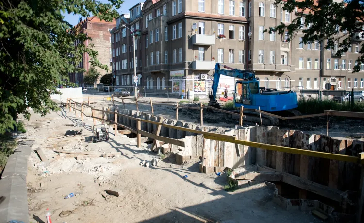 Plac budowy na skrzyżowaniu ulic: Wałowej i Rybaki Górne.