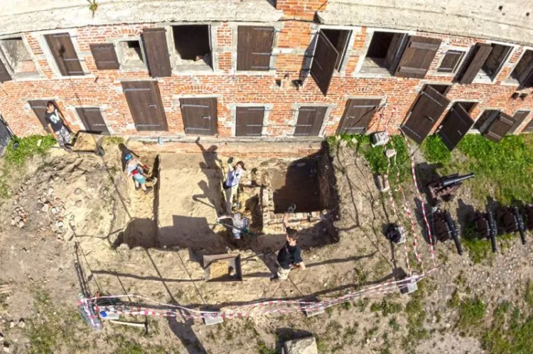 Przez dwa sezony grupa 20 badaczy i studentów prowadziła prace archeologiczne w Twierdzy Wisłoujście, które właśnie zostały zakończone.