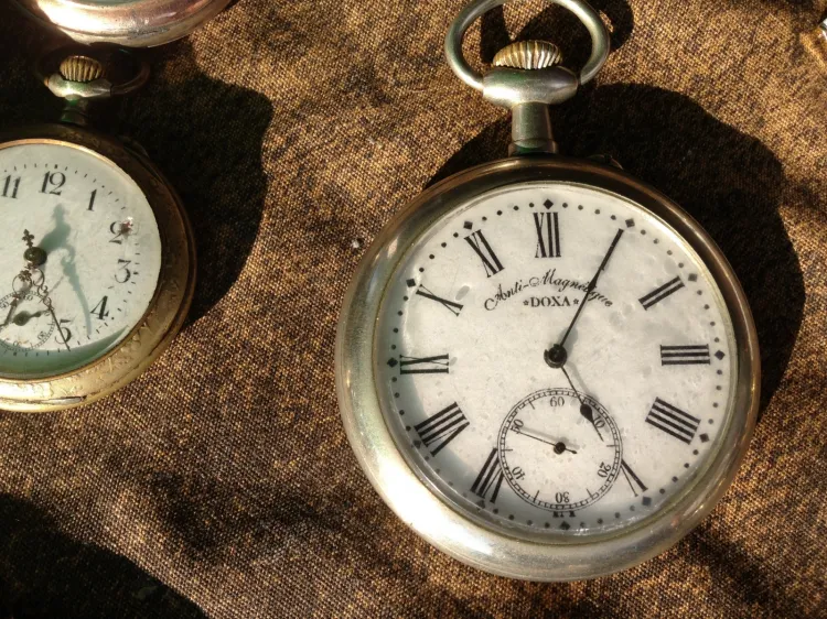 Jak zawsze na Jarmarku Dominikańskim można przebierać w starych zegarkach. Na zdjęciu Doxa z 1907 r. z wciąż sprawnym mechanizmem.