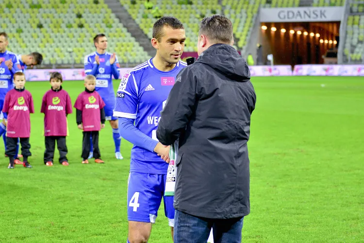 Lechia podziękowała Łukaszowi Surmie latem 2013 roku po rozegraniu przez niego 125 meczów w ekstraklasie w biało-zielonych barwach. Dlatego pomocnik ligowy rekord ustanowił jako piłkarz Ruchu Chorzów.