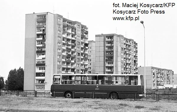 Początek lat 90. Ikarus w barwach Zakładu Kominikacji Miejskiej pokonuje ulice Moreny.