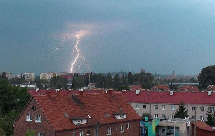 Poniedziałkowa burza, która przeszła m.in. nad Gdańskiem. Na zdjęciu pioruny nad osiedlem na Przeróbce.