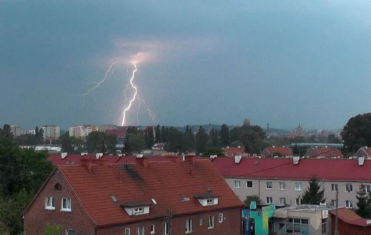 Poniedziałkowa burza, która przeszła m.in. nad Gdańskiem. Na zdjęciu pioruny nad osiedlem na Przeróbce.