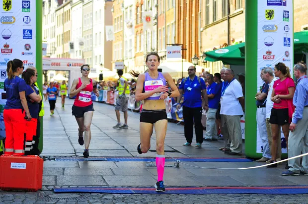 Aleksandra Lisowska jako pierwsza przekracza metę w biegu na 5 kilometrów. 