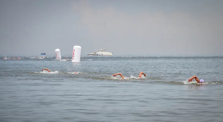 W sopockim wyścigu pływackim uczestnicy mają do pokonania ok. 1200 m.