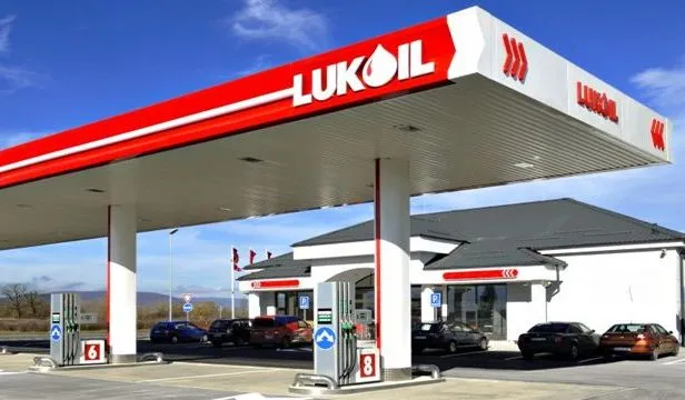 W roku 2002 Łukoil, w konsorcjum z brytyjskim Rotch Energy bezskutecznie dążył do przejęcia Rafinerii Gdańskiej. Łukoil i Rotch chciały zapłacić za 75 proc. akcji Rafinerii 274 mln dolarów oraz ok zainwestować ok. 330 mln dolarów.