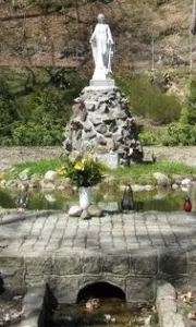 figurka Najświętszej Marii Panny