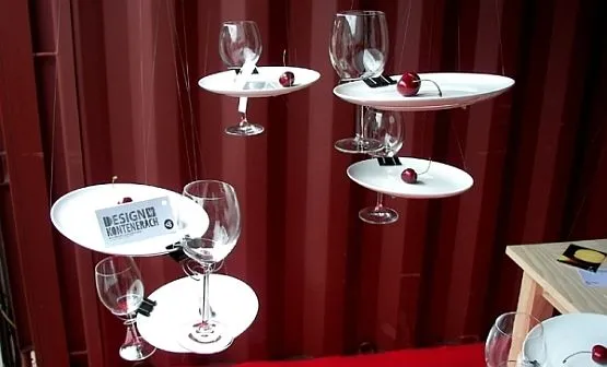 Spinacz biurowy przerobiony na uchwyt do kieliszka na wino - między innymi takie przedmioty można zobaczyć na wystawie "Design w Kontenerach".