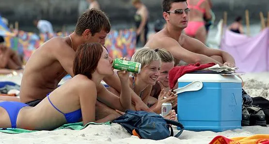 Na plaży w Sopocie można pić alkohol w dzień, w Gdyni i Gdańsku zakaz obowiązuje przez całą dobę.