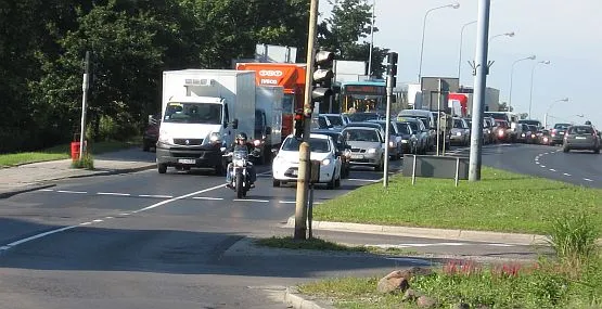 Nawet latem na skrzyżowaniu Traktu św. Wojciecha z Okopową i Toruńską kierowcy muszą swoje odstać.