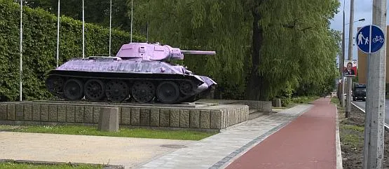 Czołg przy alei Zwycięstwa w Gdańsku pada co jakiś czas ofiarą wandali, którzy przemalowują go na wszystkie kolory tęczy. Miesiąc temu T-34 prezentował się na różowo.