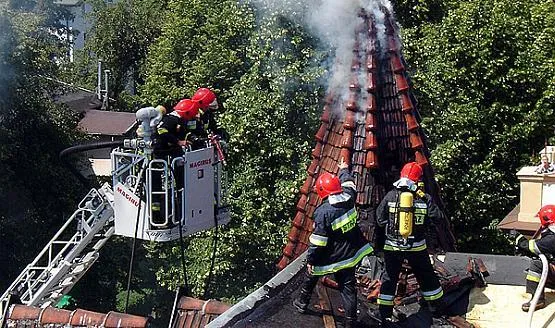 Strażacy pojawili się na dachu kamienicy 20 minut po odebraniu zgłoszenia o pożarze.