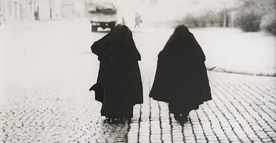 Fotografie kontrowersyjnego pisarza, Jerzego Kosińskiego, budzą skojarzenia z jego twórczością literacką - są wizualizacją osamotnienia, przemijania i śmierci.