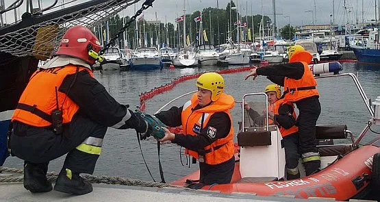 Strażacy poradzili sobie z paliwem rozlanym - na szczęście na niby - w gdyńskiej marinie jachtowej.