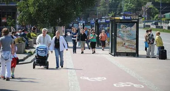 Nieopodal gdańskiego dworca głównego piesi beztrosko spacerują po ścieżkach rowerowych.
