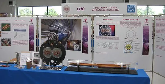 Na wystawie można znaleźć model LHC (Large Hadron Collider) czyli Wielkiego Zderzacza Hadronów.