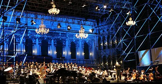Ennio Morricone dyryguje orkiestrą podczas koncertu w Wenecji.