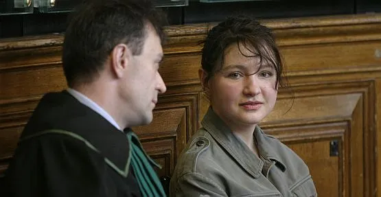 Dorota Nieznalska ze swoim obrońcą w czasie jednego z posiedzeń sądu w 2005 roku.