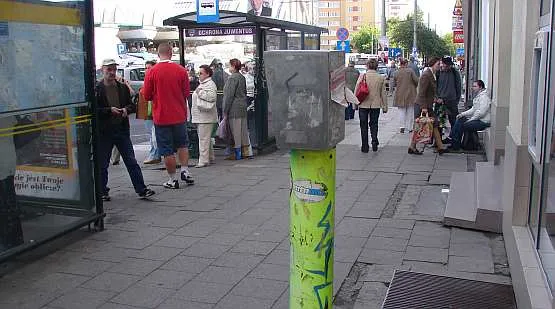Szpetny słupek przy ul. Wójta Radtkego w centrum Gdyni.