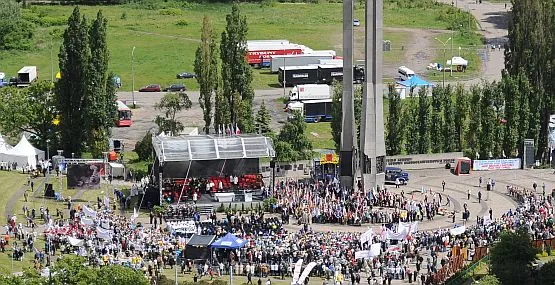 Trwają uroczystości pod Pomnikiem Poległych Stoczniowców w Gdańsku.