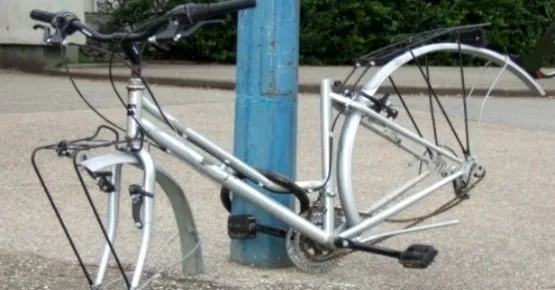 Skradzione koła i siodełko, to skutek przypinania roweru tylko za ramę