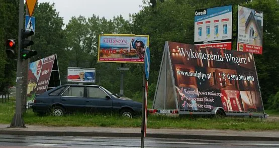 Skrzyżowanie ul. Łostowickiej z ul. Kartuską w Gdańsku. Czy w takim rozgardiaszu te reklamy mogą być skuteczne?