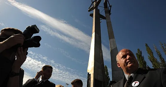 Po oświadczeniu unijnej komisarz na konferencji przed pomnikiem Poległych Stoczniowców pojawili się Paweł Adamowicz, a zaraz potem wiceszef "s" Karol Guzikiewicz. 
