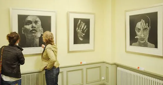 Wśród prac polskich artystów zobaczymy na wystawie m.in. hipnotyzujące, czarno- białe linoryty autorstwa Anny Gawlikowskiej