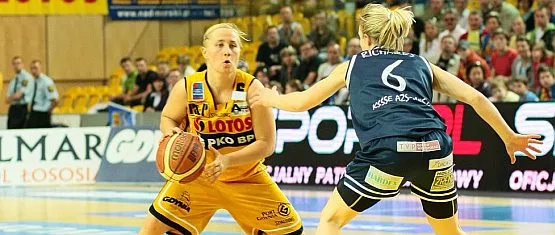 Paulina Pawlak walczy wraz z trzema innymi gdyńskimi koszykarkami na szanse na grę w finałach mistrzostw Europy.