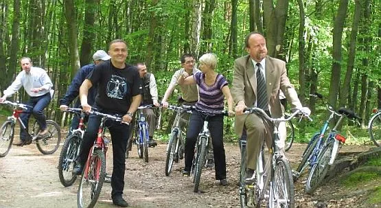 Prezydent Gdyni Wojciech Szczurek obiecuje, że rozwój ścieżek rowerowych w miejskich lasach nadąży za ich popularnością.