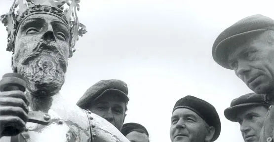 Po wojnie figura Zygmunta Augusta trafiła na ratuszową wieżę w 1952 roku.