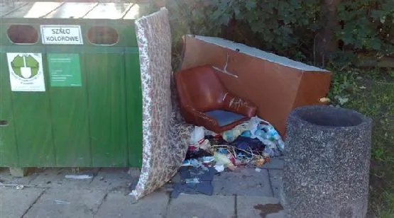 Śmieci podrzucane są nawet w okolice pojeminków na segregowane odpady.