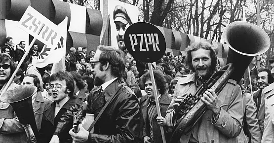 W 1977 roku na pochodzie 1 majowym w Gdańsku &#8222;gościł&#8221; Lenin, transparenty ZSRR, PZPR i wesoła orkiestra...