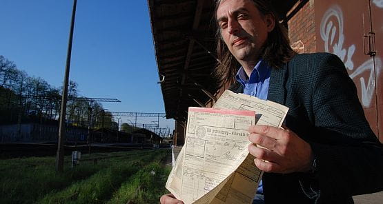 Grzegorz Fey prezentuje stare dokumenty kolejowe, m.in. listy przewozowe.