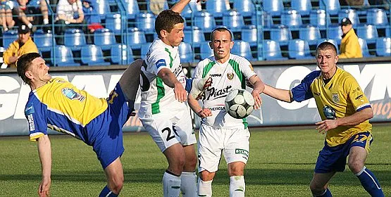 Marek Chojnacki sprawdził aż sześciu 19-latków. Marcin Budziński (z prawej) był jednym z dwóch w tym gronie, którzy wyszli w podstawowym składzie. 