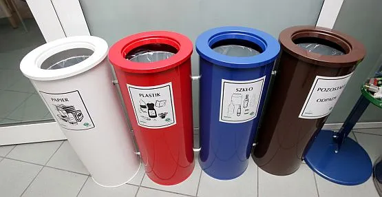 Pojemniki na segregowane odpady stoją w gdyńskim urzędzie. Jednak spółdzielnie mieszkaniowe wcale o takie nie zabiegają.