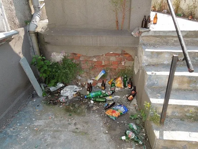 Śmieci bardzo często nie lądują nawet w śmietniku. Tak wyglądało przedproże przy Chlebnickiej.