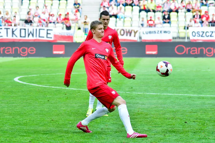 Końcówka sezonu była dla Pawła Dawidowicza okresem spełniania marzeń. Po transferze do Benfiki dostał również powołanie do kadry Polski. Niestety nie zagrał jeszcze w żadnej z tych drużyn.
