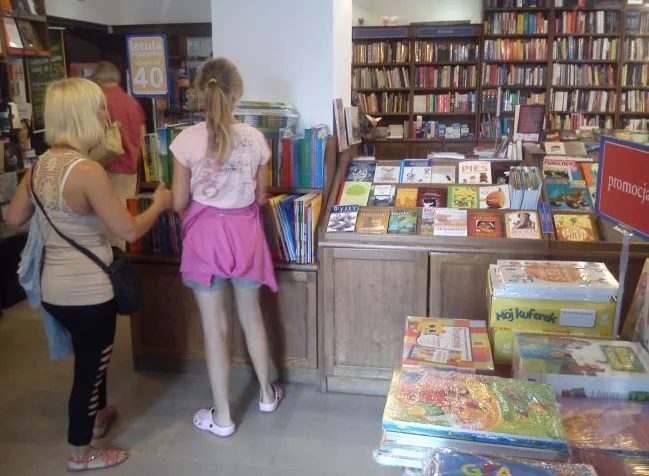 Trudno spotkać w Trójmieście księgarnię, która nie wprowadziła teraz zniżek na szkolne podręczniki. Można na nie liczyć co najmniej do końca sierpnia.