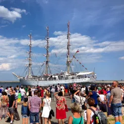 Widowiskowy powrót Daru Młodzieży do Gdyni z załogą na rejach.