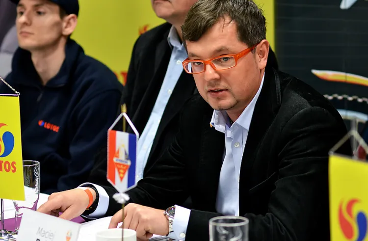 Maciej Polny (na zdjęciu) utrzymuje, iż GKS Wybrzeże SA nie zrobiło nic, by oddalić egzekucję komorniczą środków należnych mu z tytułu pełnienia prezesury w sezonie 2012. Zarzuty Tadeusza Zdunka określił jako pomówienia, za które zamierza pozwać go do sądu.