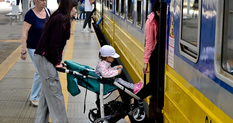Duży odstęp między peronem a pociągiem znacznie utrudnia wsiadanie i wysiadanie pasażerom w podeszłym wieku, z rowerami czy rodziców z wózkami dziecięcymi.
