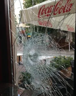W sobotę ok. godz. 5 nad ranem nieznany mężczyzna powybijał szyby w lokalu Kebabistan w Sopocie.